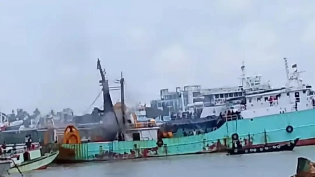কর্ণফুলী নদীতে মাছ ধরার ট্রলারে বিস্ফোরণ, দগ্ধ ৬