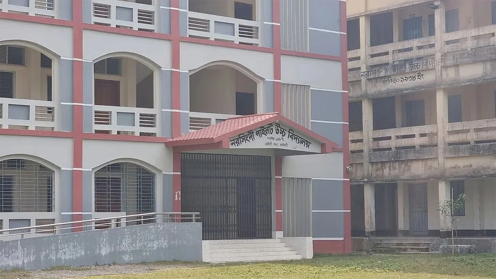 নরসিংদীর দুই এইচএসসি কেন্দ্রে ভুল প্রশ্নপত্র বিতরণ