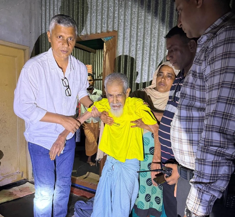 রাস্তায় ফেলে গেল স্বজনরা, শতবর্ষী বৃদ্ধের দায়িত্ব নিলেন প্রতিমন্ত্রী টুকু