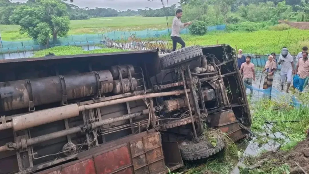 নলছিটিতে খাদে যাত্রীবাহী বাস, নিহত সুপারভাইজার
