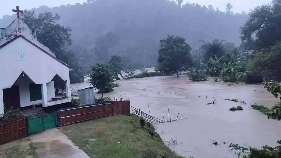 টানা বর্ষণে রাঙামাটিতে ৬০টি পাহাড়ধস, আশ্রয়কেন্দ্রে ৪ হাজারের বেশি মানুষ