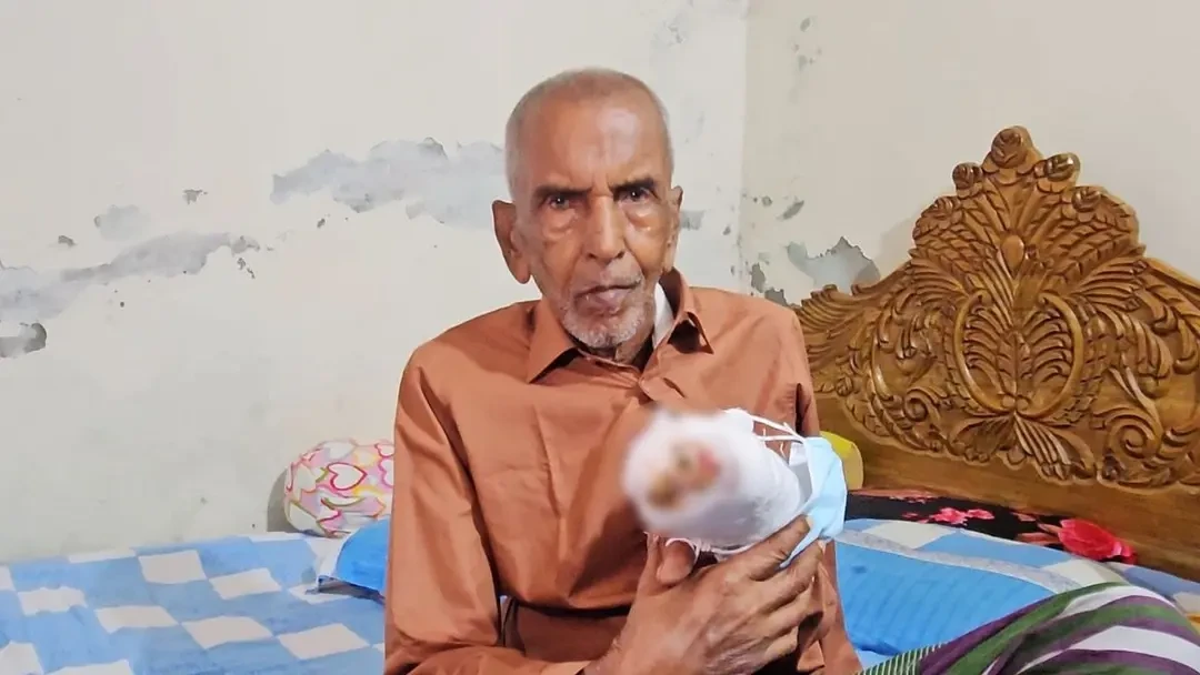 ভাতা তুলতে গিয়ে হারালেন দুই আঙুল, ৮৮ বছরেও থামেনি লোকনাথের জীবনসংগ্রাম