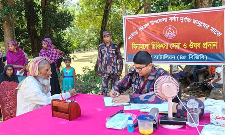 বরকলে বন্যায় ক্ষতিগ্রস্তদের মধ্যে বিজিবির বিনামূল্যে চিকিৎসাসেবা