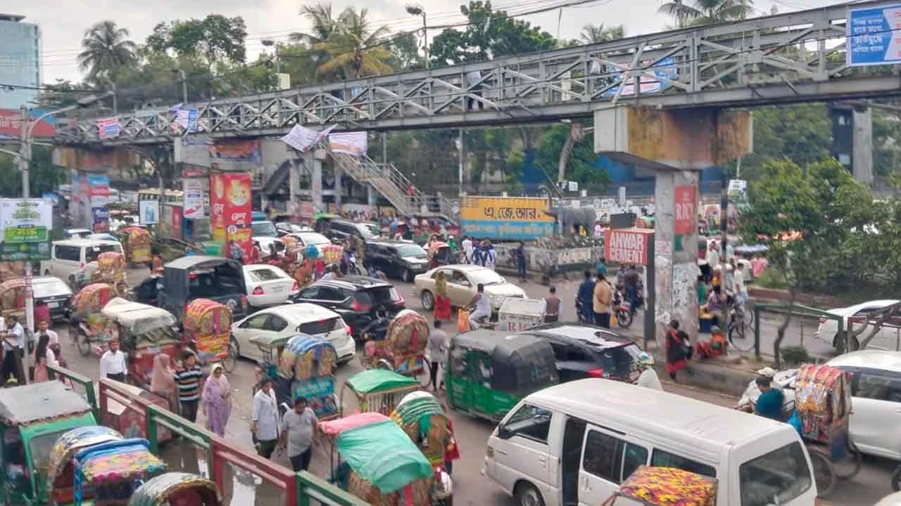 সায়েন্সল্যাব ছেড়ে সচিবালয়ের পথে এইচএসসি পরীক্ষার্থীদের লংমার্চ