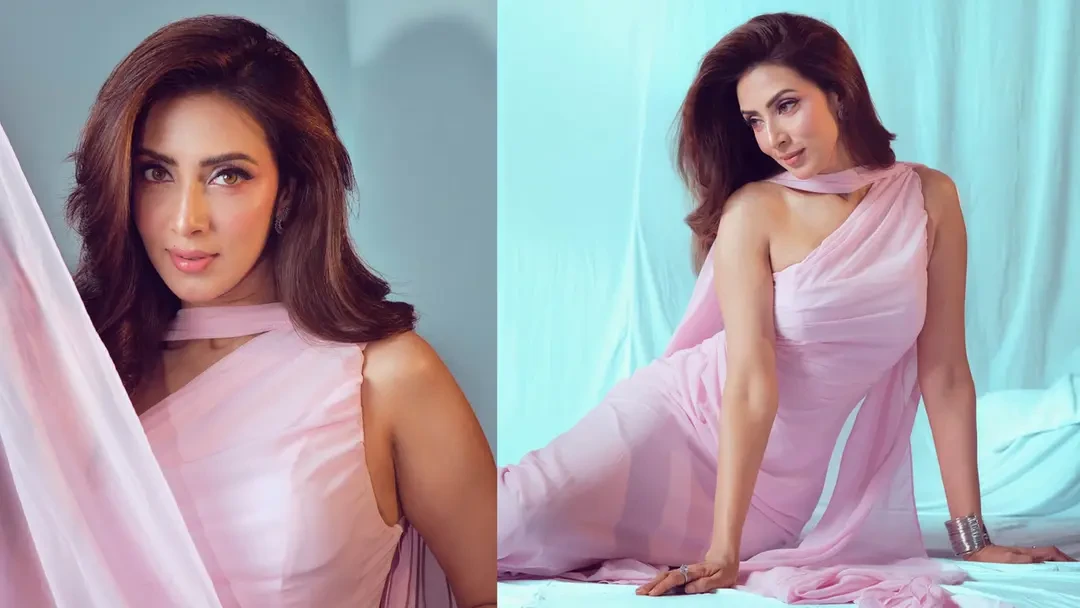 গোলাপি আভায় মুগ্ধতা ছড়ালেন মিম