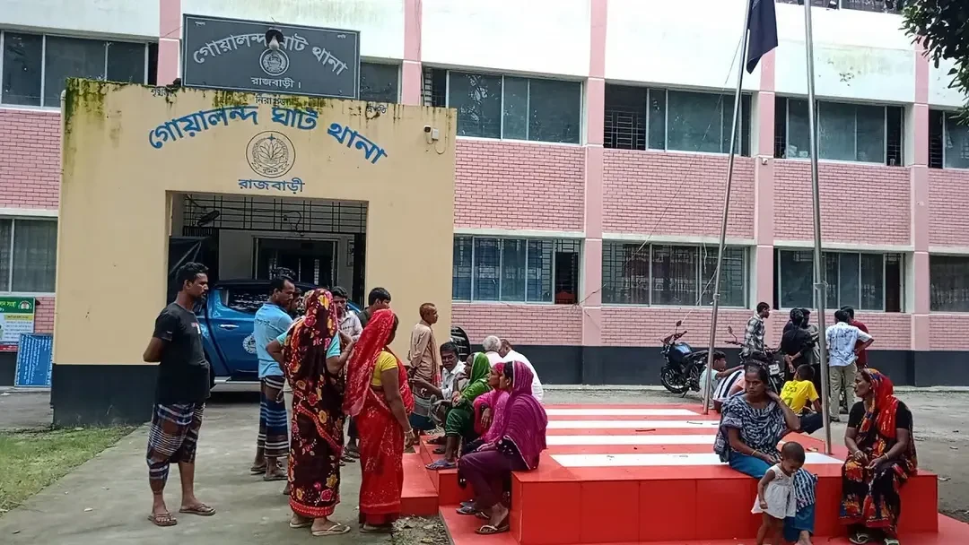 রিকশা নিয়ে বেরিয়েছিলেন উপার্জনে, রাস্তার পাশে মিলল মরদেহ