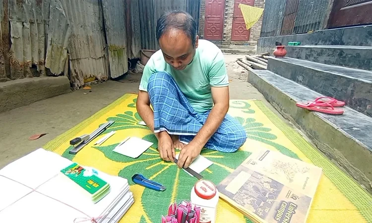 পরিবেশবান্ধব খাতা কলম তৈরি করে সুনাম কুড়িয়েছেন দৃষ্টি প্রতিবন্ধী শরিফুল