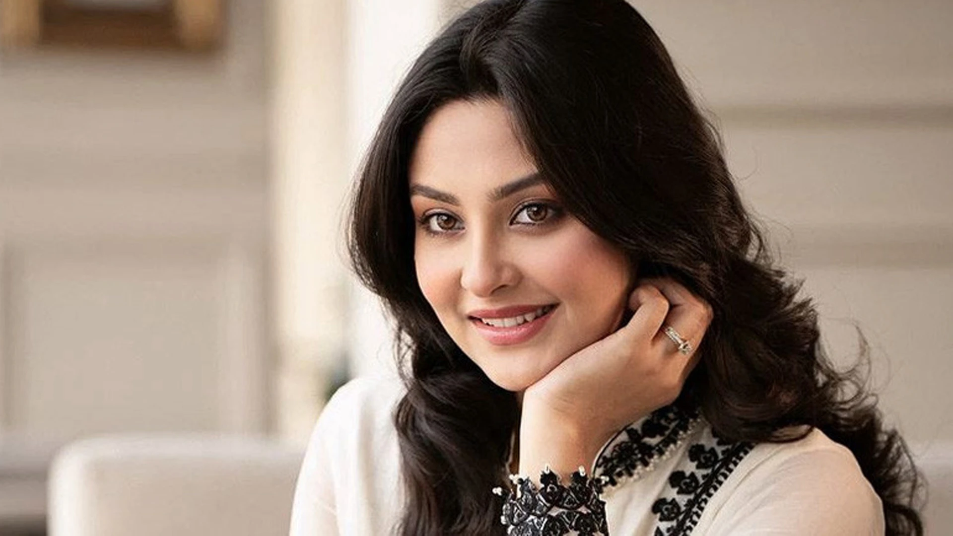 বাগদানের গুঞ্জনের মধ্যেই পাকিস্তানে নাজনীন নীহা