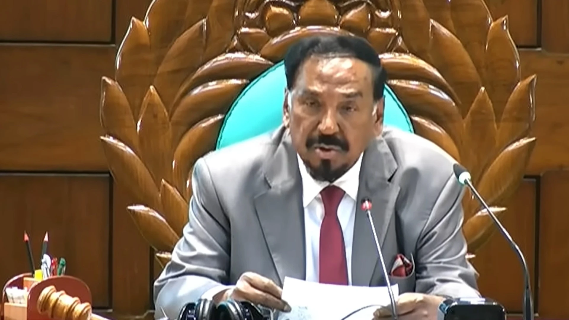 রাষ্ট্রপতির পদত্যাগের জল্পনার মধ্যে সফর সংক্ষিপ্ত করে শুক্রবার দেশে ফিরছেন স্পিকার