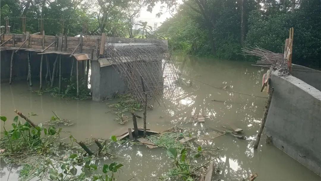 বরিশালে ঢালাইসহ ভেঙে পড়ল ৩৫ লাখ টাকার নির্মাণাধীন সেতু