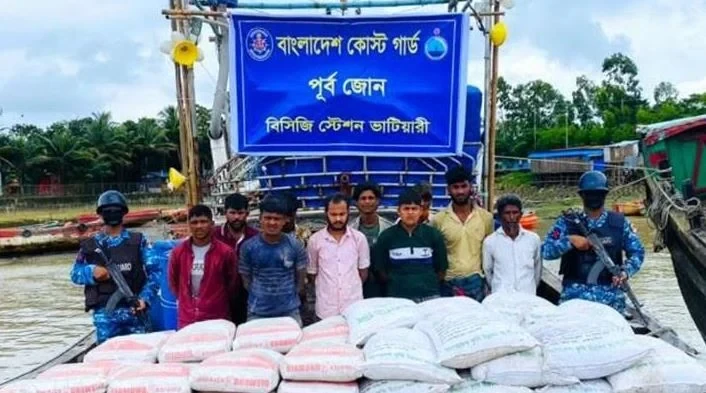 সাড়ে ১৪ লাখ টাকার সিমেন্ট ও সারসহ সন্দ্বীপ চ্যানেলে ১০ পাচারকারী আটক
