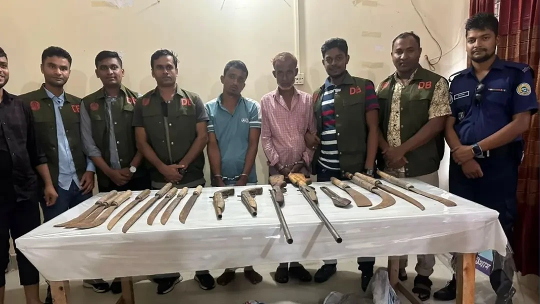 চট্টগ্রামে দুর্গম পাহাড়ে ডিবির অভিযান, ৪ আগ্নেয়াস্ত্রসহ আটক ২