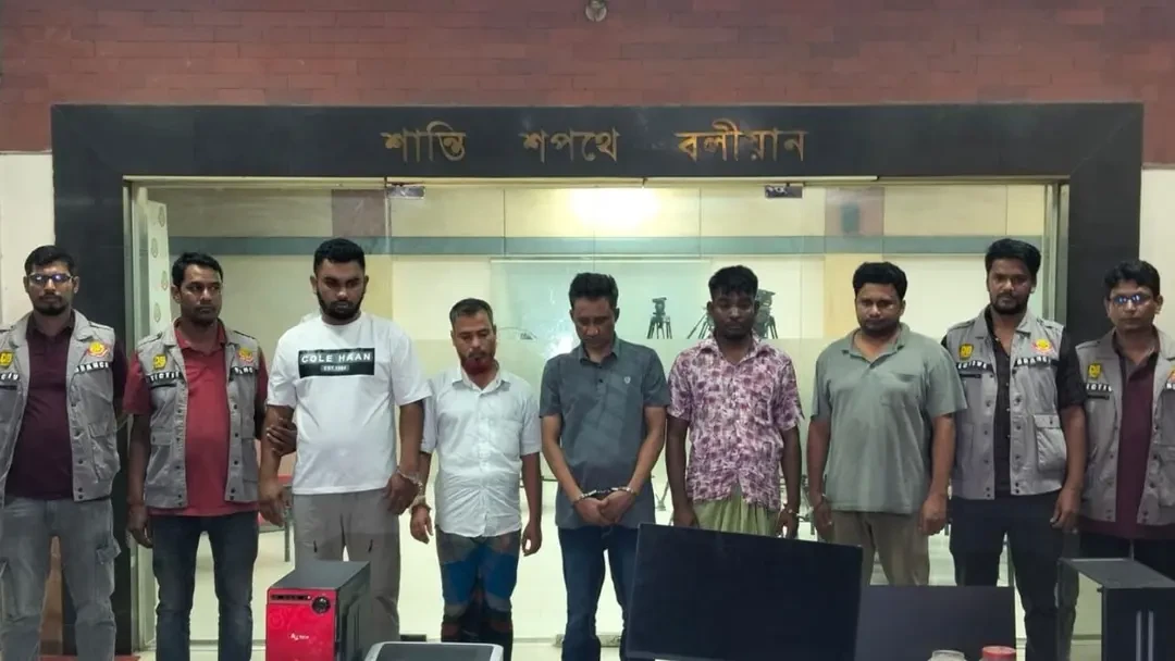 প্রধানমন্ত্রী-মন্ত্রীদের সিল-স্বাক্ষর জালিয়াতির অভিযোগে গ্রেপ্তার ৫