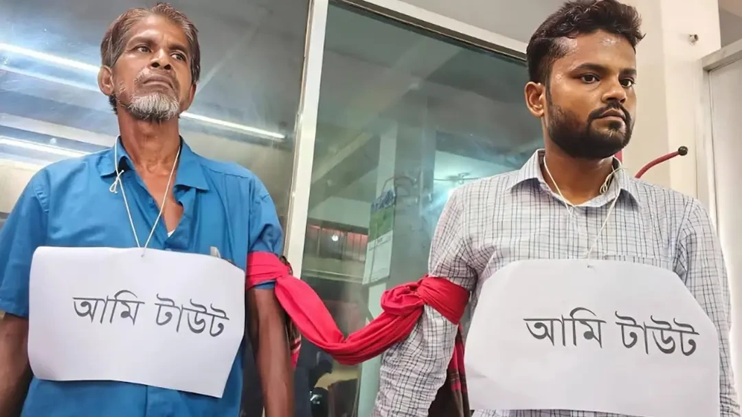 ভুয়া আইনজীবীর গলায় ‘আমি টাউট’ ঝুলিয়ে দিলেন আইনজীবীরা