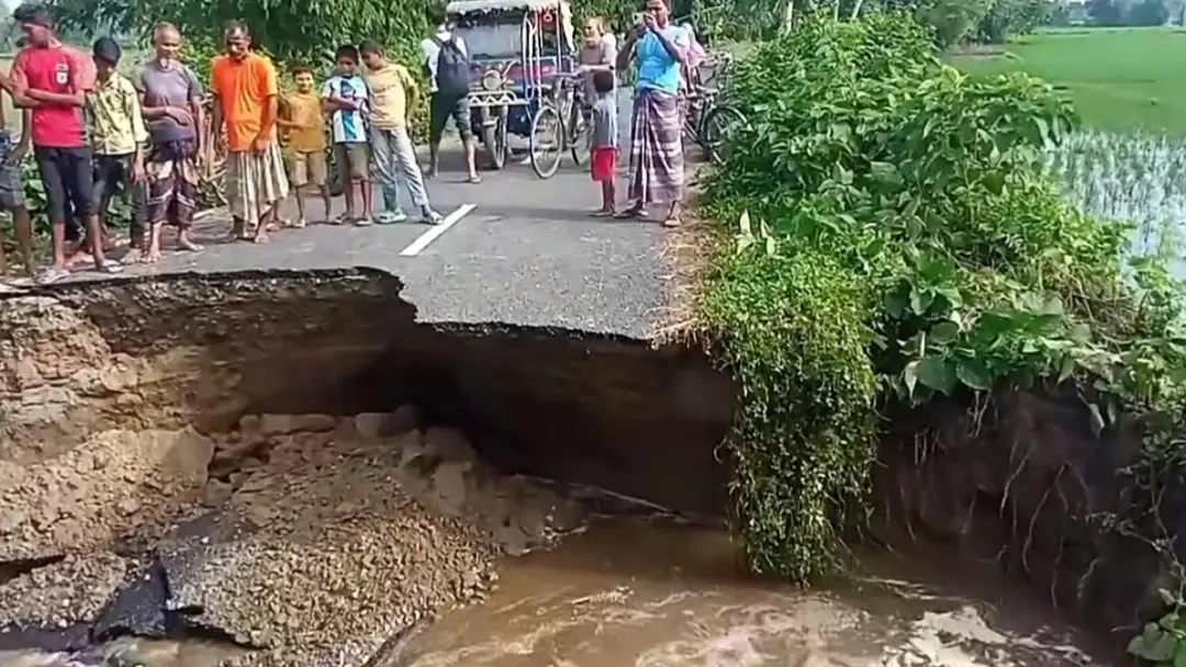 তিস্তার পানিতে নিম্নাঞ্চল প্লাবিত, সড়ক ভেঙে দুর্ভোগে ২ হাজার পরিবার