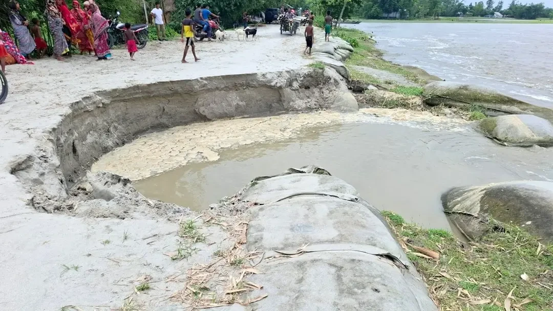 তিস্তা নদীর ডানতীরের প্রধান বাঁধে ভাঙন, ঝুঁকিতে কয়েক গ্রাম