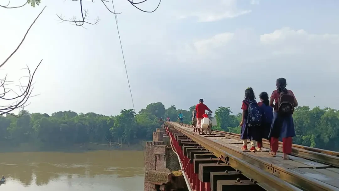 ৬৬ ফুট নিচে নদী, রেলওয়ের নিষেধাজ্ঞা: তবু লাইনে পাটাতন বসিয়ে চলছে পারাপার