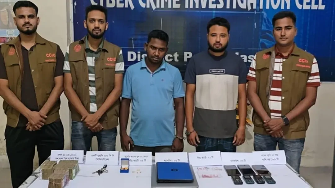 ভুয়া কর্মকর্তা সেজে ৩৪ লাখ টাকার ভুসি আত্মসাৎ, আটক ২