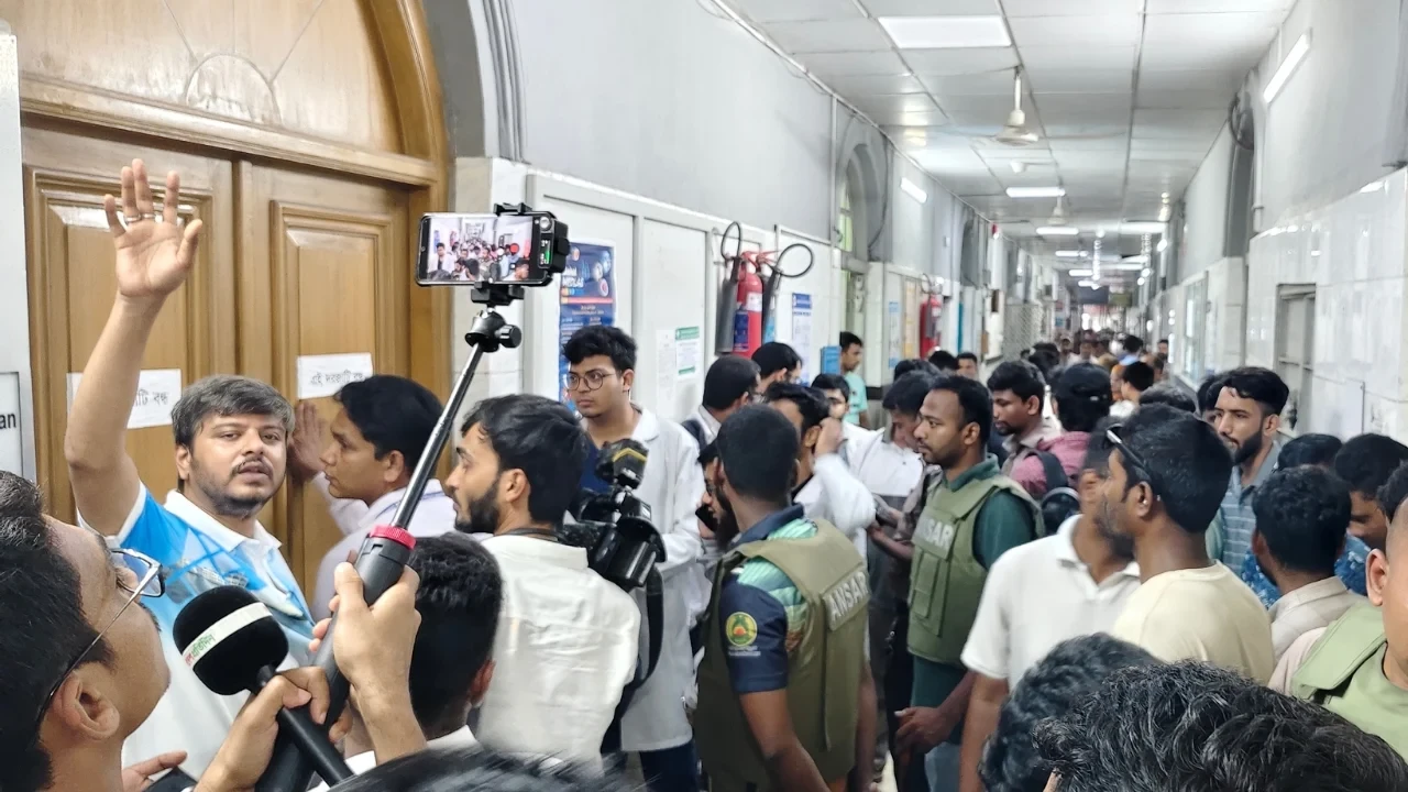 একদিকে চিকিৎসকরা চাচ্ছেন পরিচালকের পদত্যাগ অন্যদিকে কর্মচারীদের অবস্থান