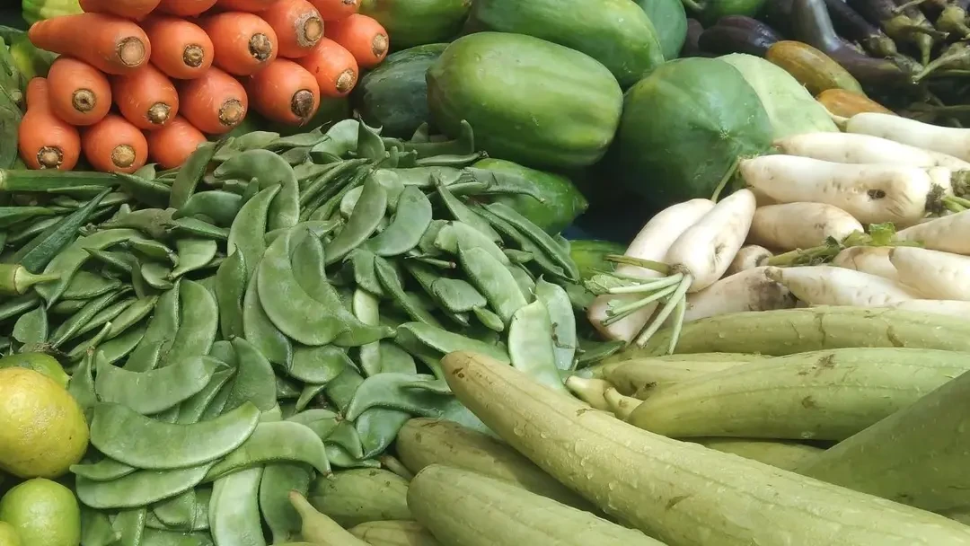 বেগুন ও শিমের চড়া দাম, বাকিগুলো ৬০ থেকে ৮০ টাকা