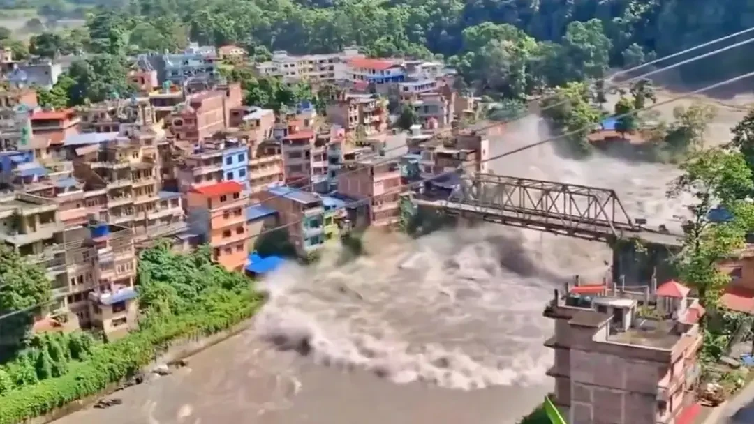 নেপাল-তিব্বত সীমান্তে বন্যা : ৫৫৮ নিখোঁজ, উদ্ধারকাজে চীনা কর্মীরা