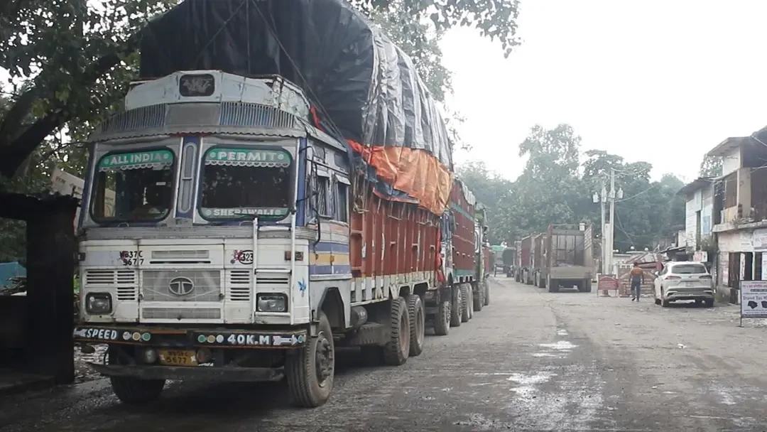 সোনামসজিদ স্থলবন্দরে অধিকাংশ পণ্য আমদানি বন্ধ, কমেছে রাজস্ব আদায়