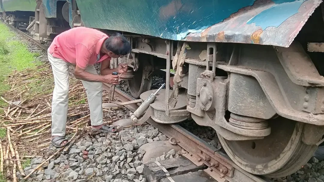 রাজশাহীতে ঢালাচর এক্সপ্রেস লাইনচ্যুত, ফের সারাদেশের সঙ্গে যোগাযোগ বন্ধ