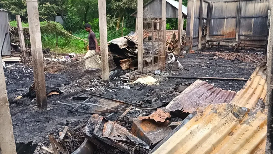 মধ্যরাতে আগুনে কালিয়াকৈরে দুই গোডাউন ও বসতবাড়ি পুড়ে ছাই