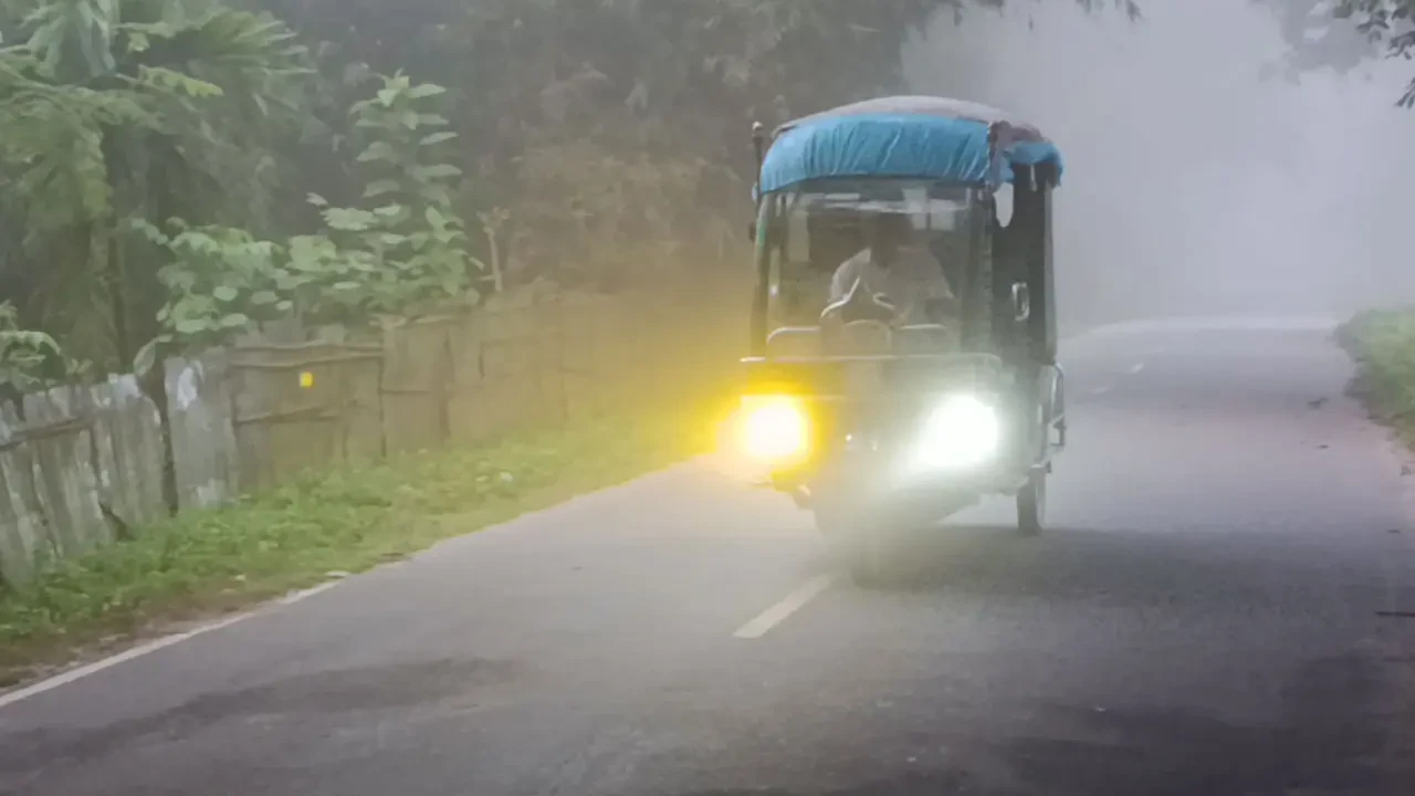 হঠাৎ ঘন কুয়াশায় ঢাকা পড়ল পঞ্চগড়