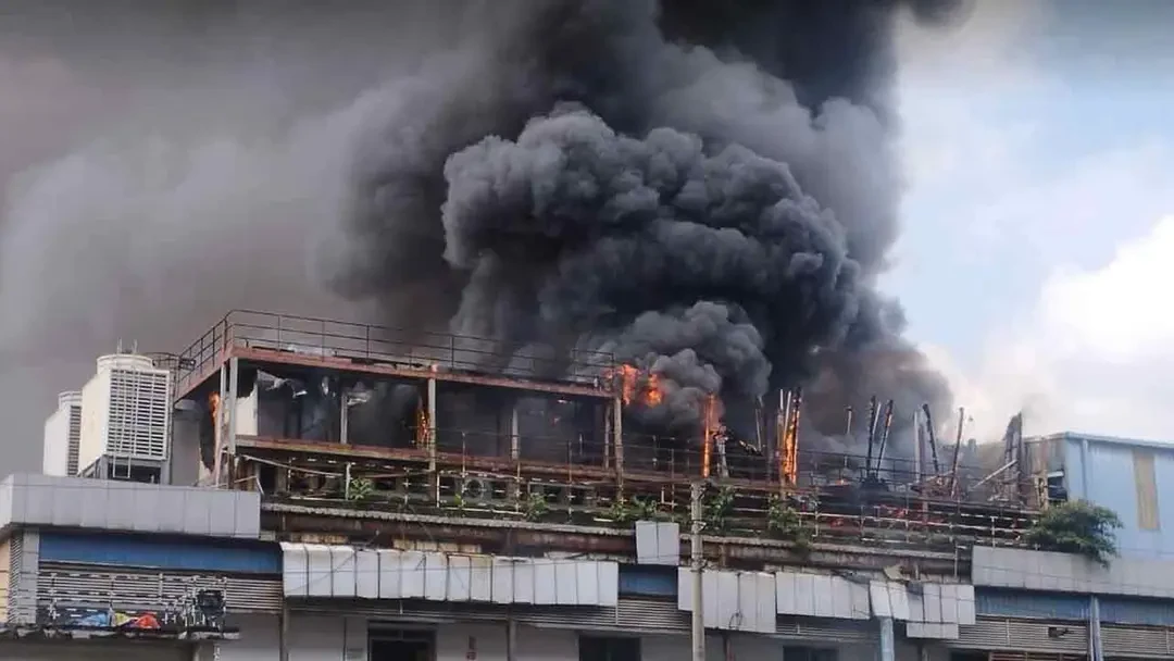 মহাখালীতে ভবনে আগুন, নিয়ন্ত্রণে ফায়ারের ৩ ইউনিট