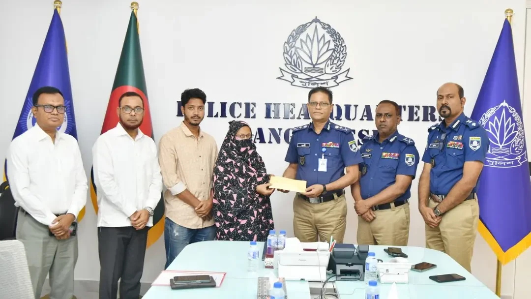 সাভারে নিহত এসআই আলতাফের পরিবারকে আর্থিক অনুদান দিলেন আইজিপি