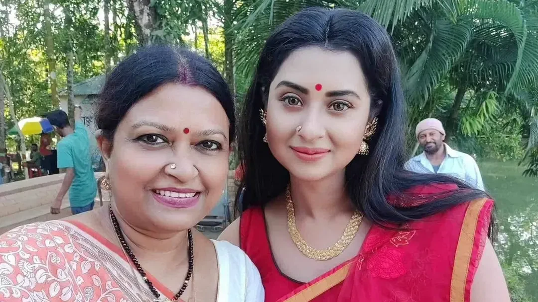 চয়নিকা চৌধুরীকে ‘আপুনি’ ডেকে ভালোবাসায় ভাসালেন বুবলী
