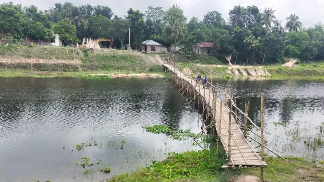 সেতুর অভাবে ৩ গ্রামের মানুষের ভরসা নড়বড়ে বাঁশের সাঁকো