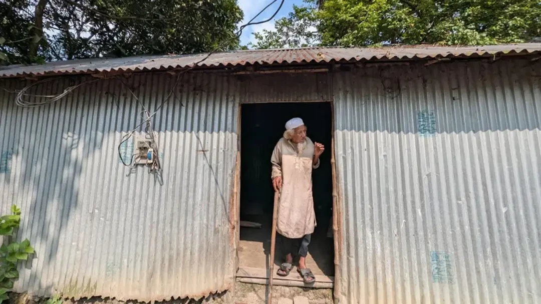 ৩৫ বছর শিক্ষকতা করা শামছুল হকের শেষ বয়স কাটছে ভাঙা ঘরে-খাবারের অভাবে