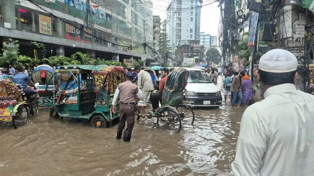 ভারী বৃষ্টিতে ডুবেছে রাজধানীর বিভিন্ন এলাকা, দুর্ভোগে নগরবাসী