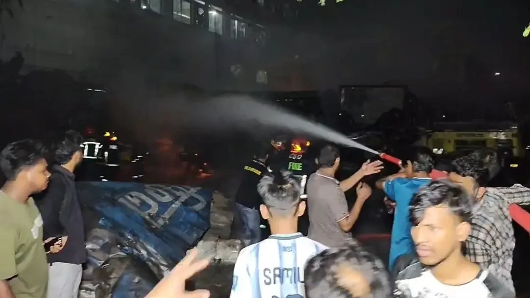 আশুলিয়ায় কাভার্ডভ্যানে থাকা সিলিন্ডার বিস্ফোরণে নারীসহ নিহত ৬