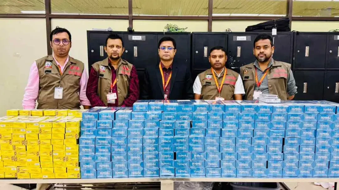 শাহজালালে ৩ যাত্রীর ব্যাগ থেকে ৬৩১ কার্টন সিগারেট জব্দ