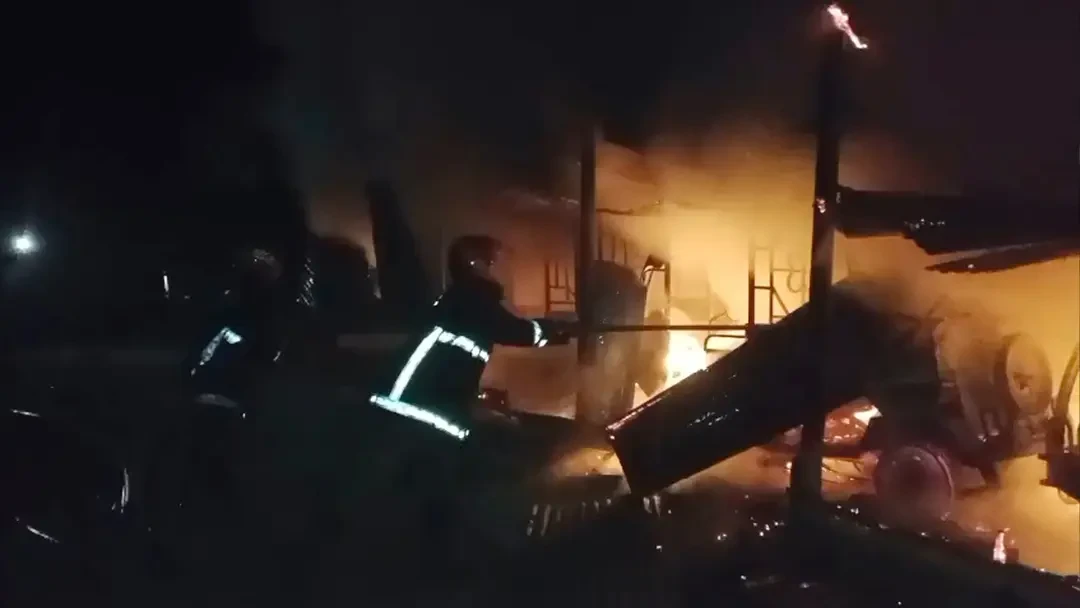 অটোরিকশা চার্জ দেওয়ার সময় গ্যারেজে আগুন, পুড়ল ১২ যানবাহন